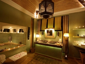 Salle de bain chic de lodge africain